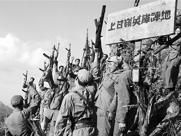 △1953年7月，守卫上甘岭的志愿军将士听到停战消息后为胜利而欢呼。
